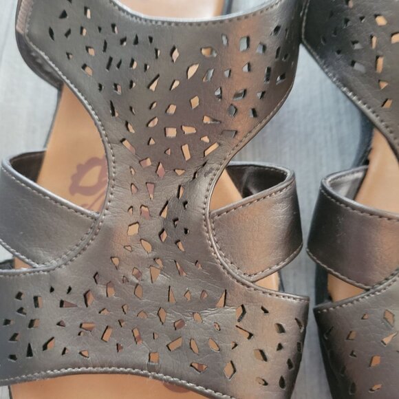 Easy Street Womens Sandals 11M Silver Open-Toe Perforated Design Adjustable Stra - Picture 2 of 6